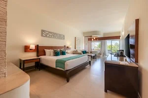 https://www.palmarbeachresortandspa.com.mx/galleries/Suites/DELUXE KING NR1.webp